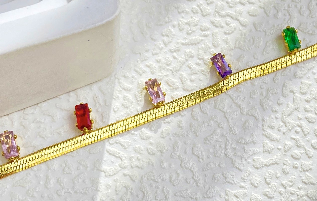 gouden armband met gekleurde stenen