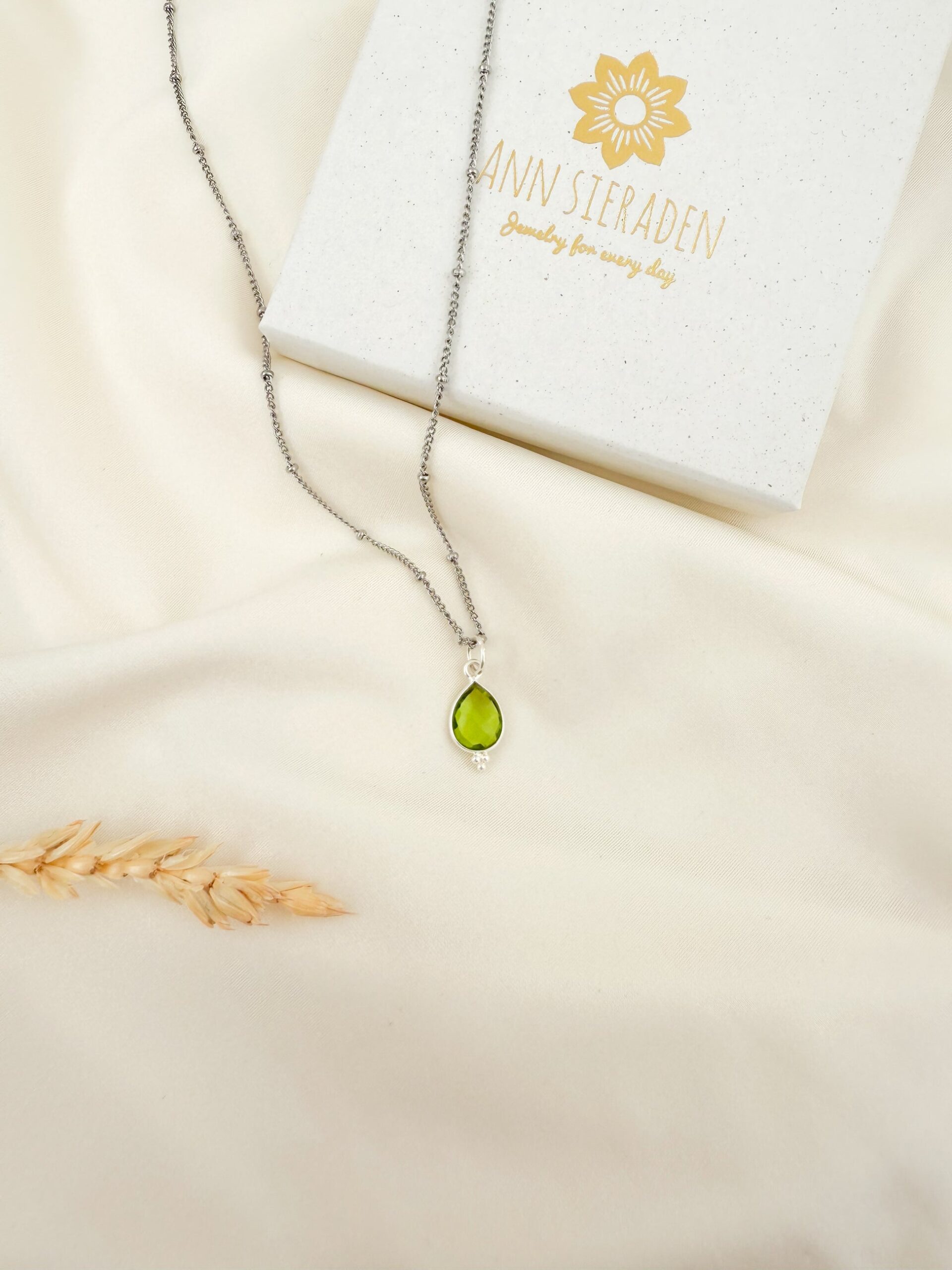 sieraden met geboortesteen
